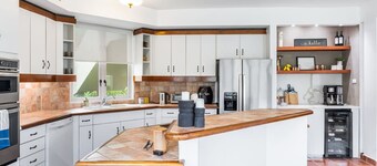 Upscale Villa in Gated Community Beach Access Yari