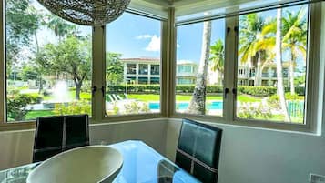 House | 3 bedrooms, desk