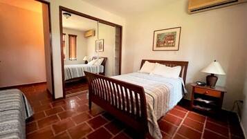 Villa | 3 bedrooms, desk