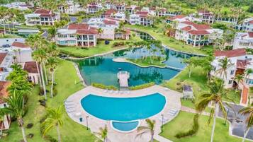 Villa | 3 bedrooms, desk