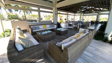 House | 3 bedrooms, desk
