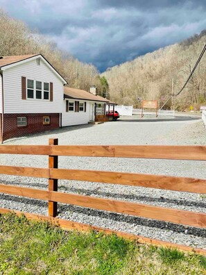 3 bedrooms, Internet - Ellis House Trail Lodging Sleeps 16 (Gilbert)