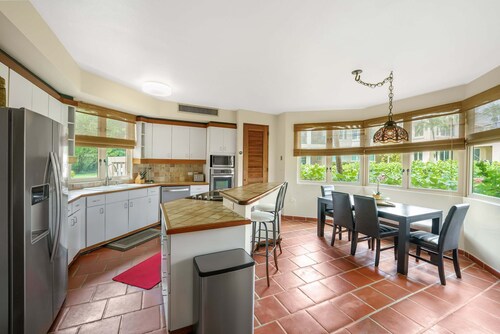 Family Villa Oleana Waterviews Oceanfront With Water and Generator