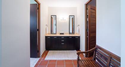 Family Villa Oleana Waterviews Oceanfront With Water and Generator