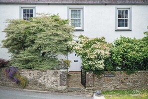 House - Hall House 3 Bedroom House St Florence (Tenby)