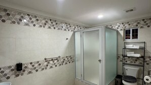 A bathroom with a shower, toilet, and sink. - Gentlemen s Suite 3 Bedroom (Georgetown)