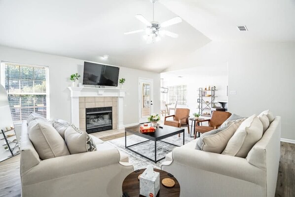 House | 3 bedrooms - Pool Oasis w King Bed Firepit (Cabot)