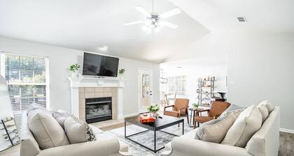 Pool Oasis w King Bed Firepit