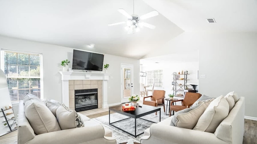 Pool Oasis w King Bed Firepit