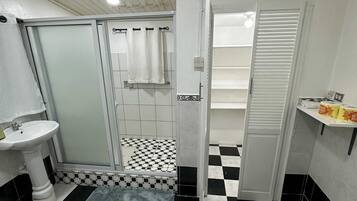 Apartment | 4 bedrooms, desk, Internet