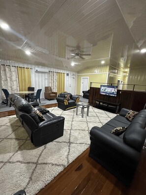 4 bedrooms, desk, Internet - Exclusive Apartment in Triumph (Georgetown)