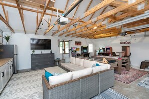 House | 5 bedrooms, Internet