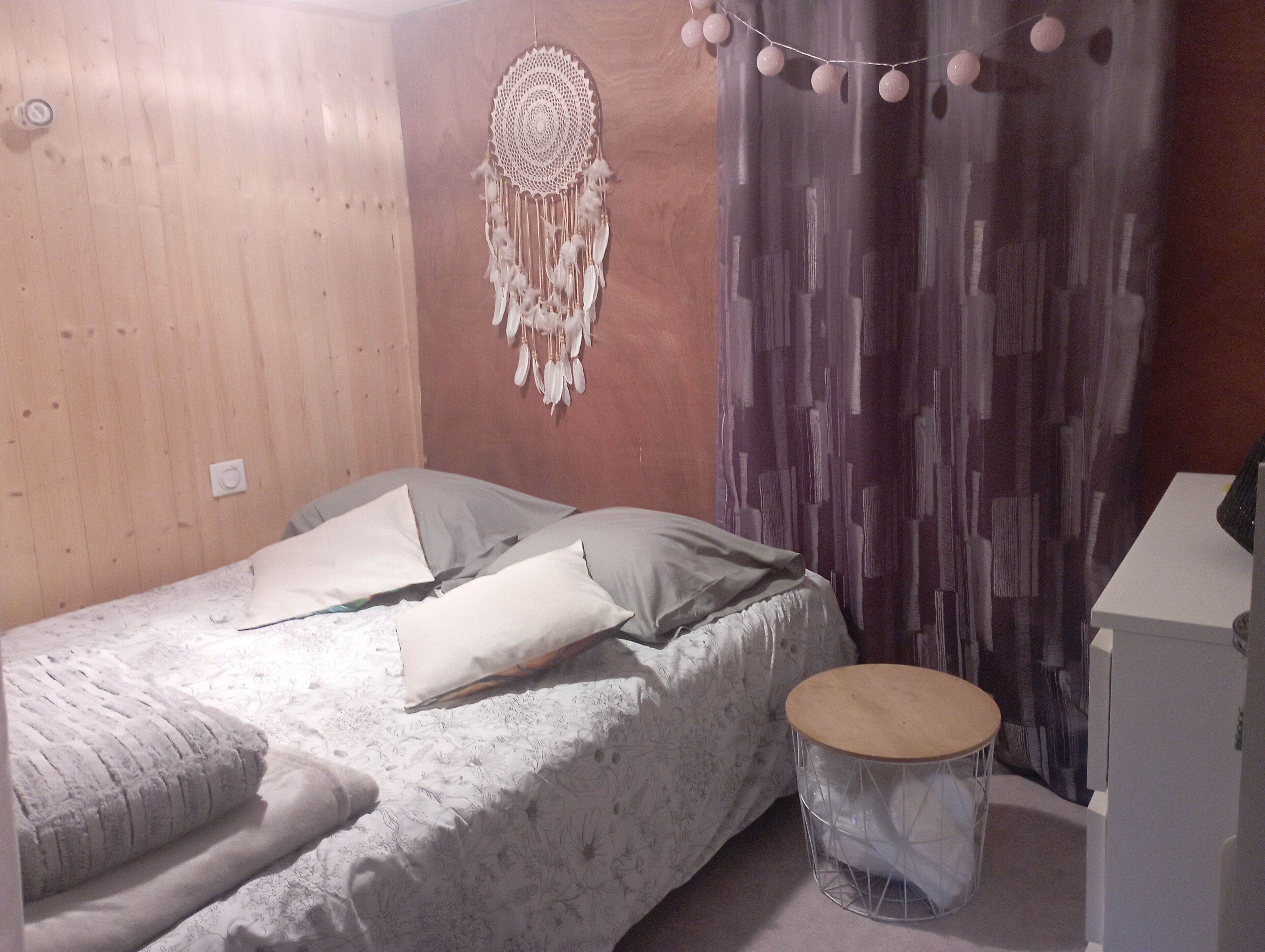 1 bedroom, bed sheets