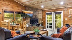 House, Accessible - Enchanted Romance Mountain Views Heart Shaped Tub Hot Tub Private (Sevierville)