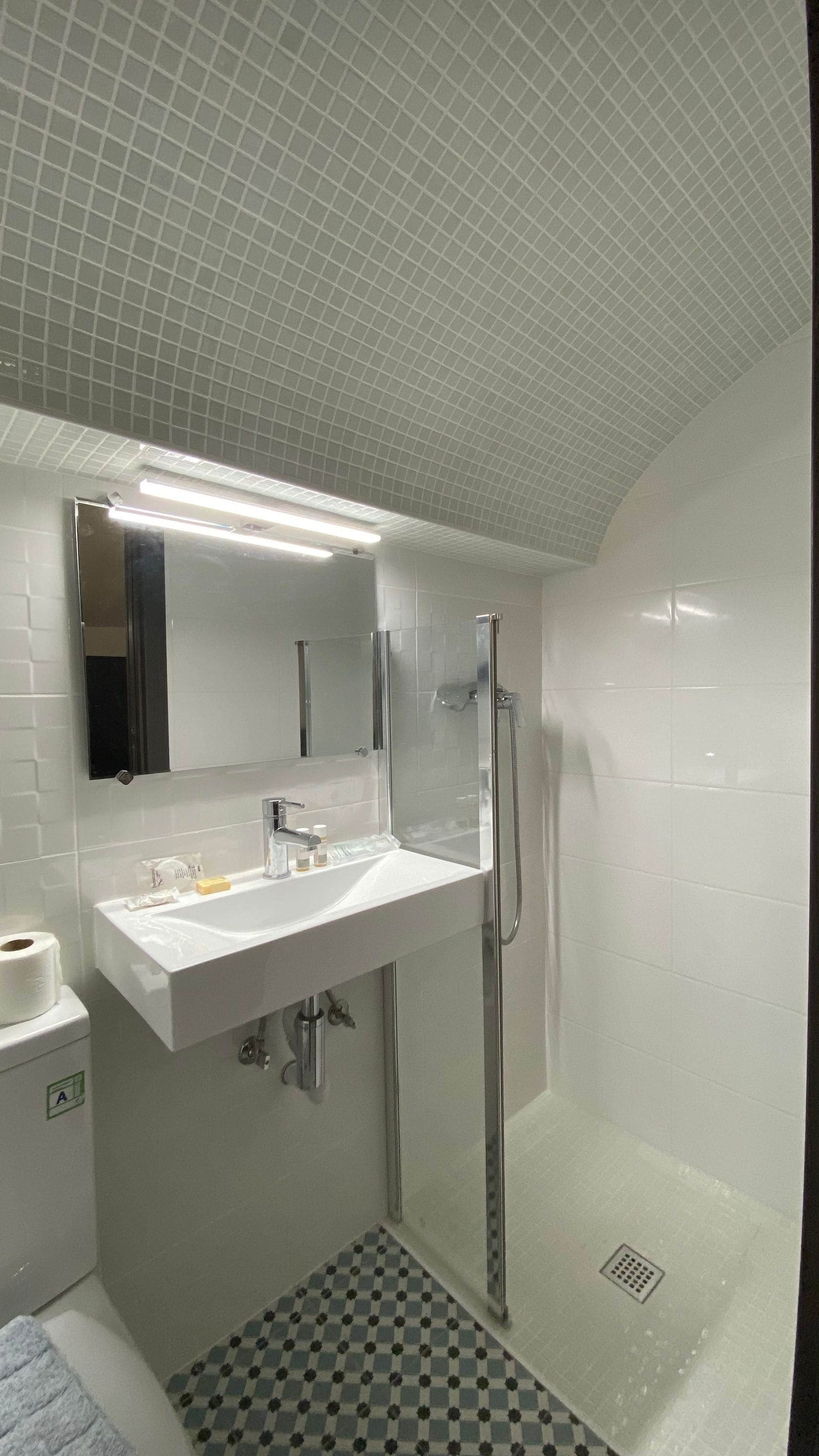 1 chambre, bureau, chambres insonorisées, Internet