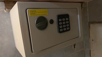 1 habitación, escritorio, sistema de insonorización y acceso a internet