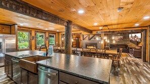 Suite, Accessible | 10 bedrooms, Internet