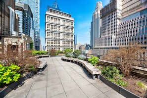 Exterior - 17john: Classic Queen Studio Apartment (New York)