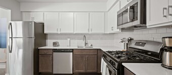 Spacious 2BR 2BA Apartment in the City