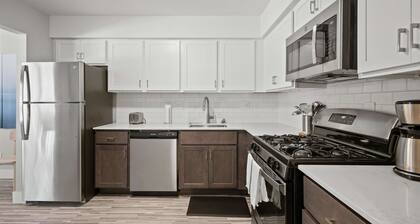 Spacious 2BR 2BA Apartment in the City