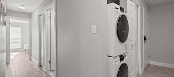 Spacious 2BR 2BA Apartment in the City