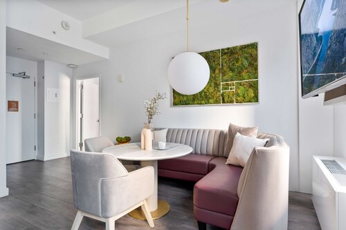 17john: Luxury One Bedroom Apartment