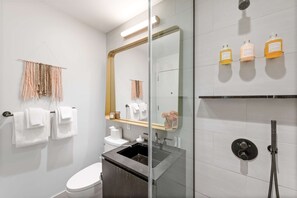 Exterior - 17john: Luxury One Bedroom Apartment (New York)