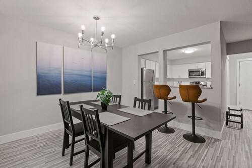 Modern 2BR 2BA Apartment With Pleasant Views