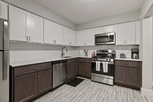 Modern 2BR 2BA Apartment With Pleasant Views