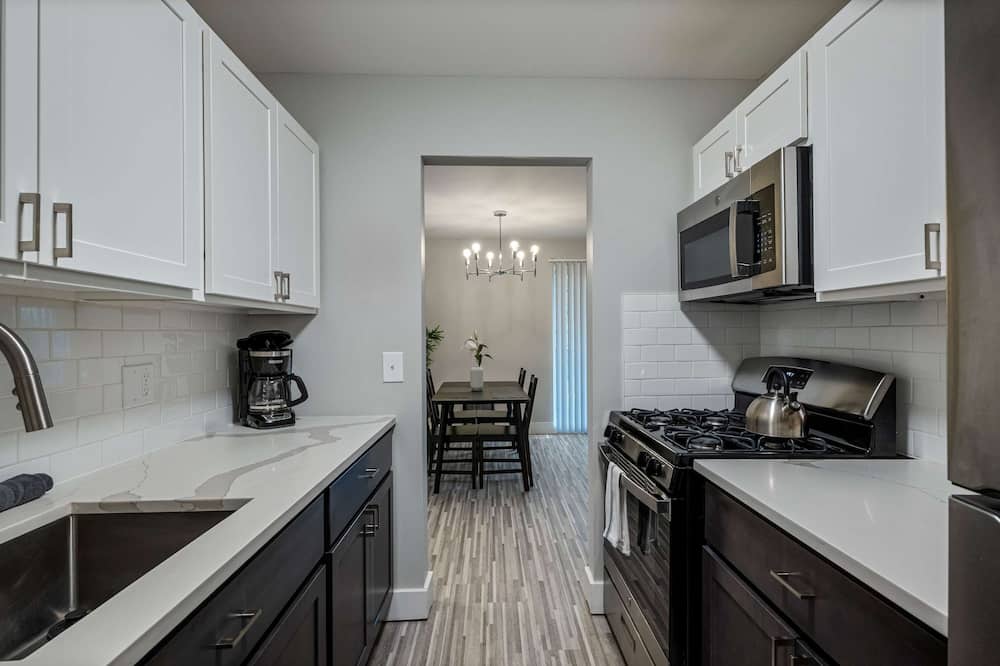 Spacious 2BR 1BA Haven - Perfect for Families - Rochester Hills, MI