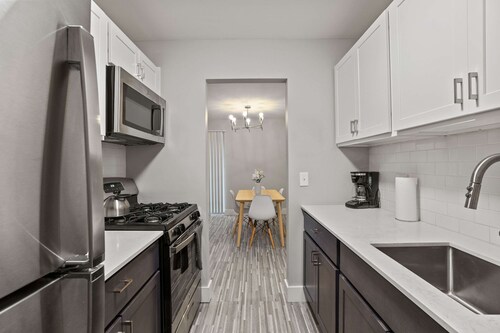 2BR 1BA Apartment With Great Amenities
