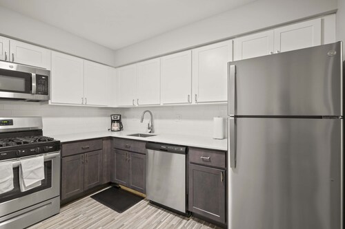 Relaxing 2BR 2BA Unit in the City