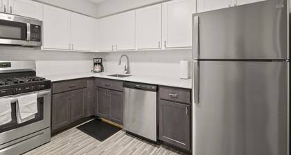 Relaxing 2BR 2BA Unit in the City