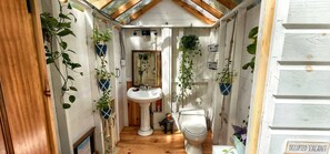 Apartment, Smoking | Bathroom | Toilet paper - Stabbin Cabin 2 on Grant Island-hottub Boat Pets (Brantingham)