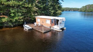 1 bedroom, desk - Stabbin Cabin 2 on Grant Island-hottub Boat Pets (Brantingham)