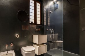 Shower, bidet, towels