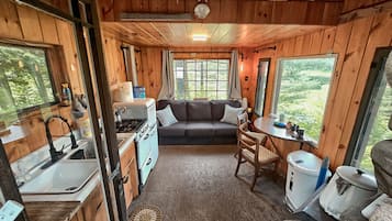 Suite, Smoking | 3 bedrooms, Internet