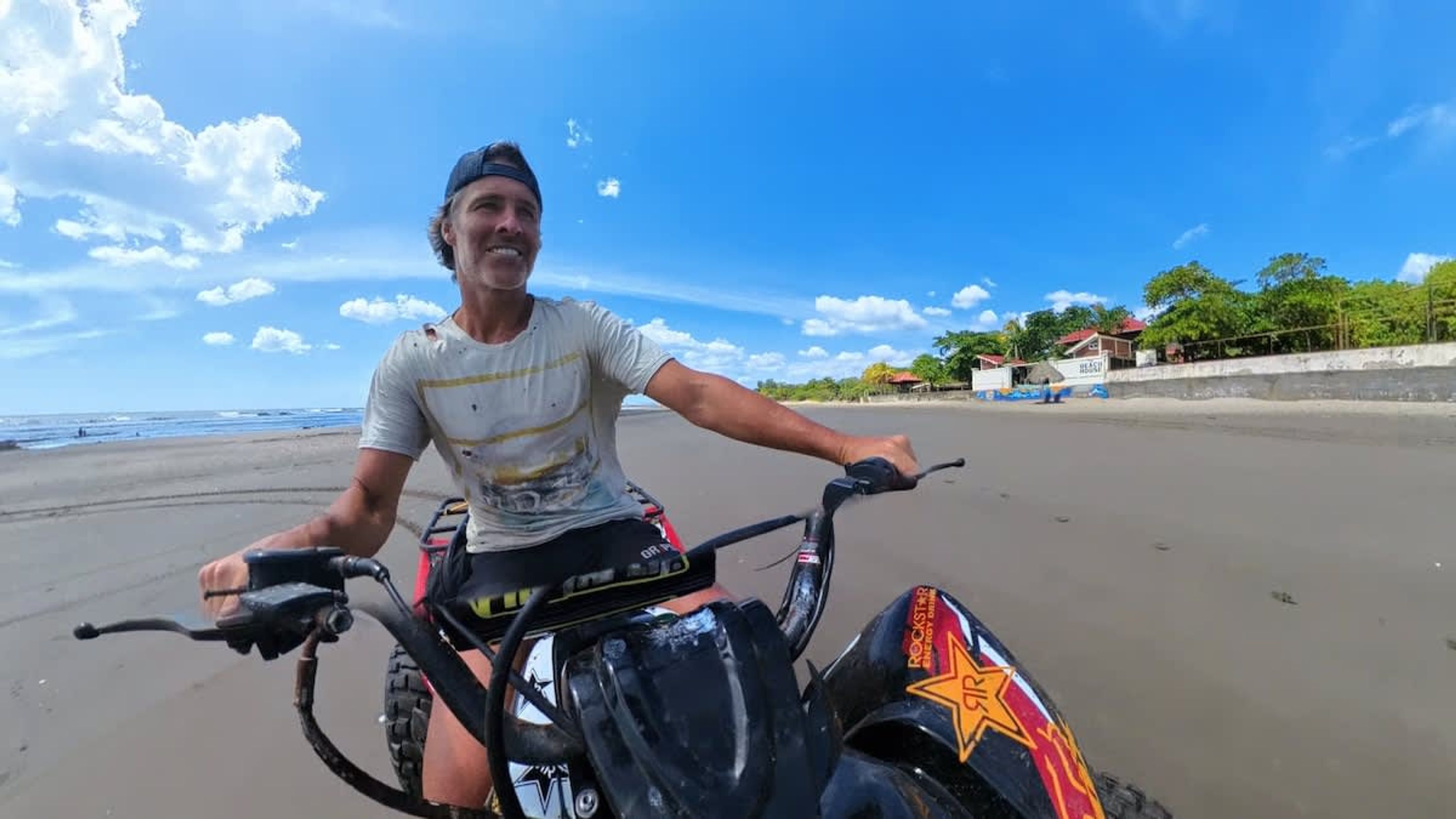 Una persona manejando una motocicleta de cross en la playa.