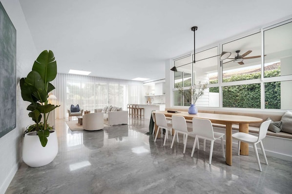 House | 4 bedrooms, Internet - Rubus Blue Berry - by Linnaeus Collection (Berry)