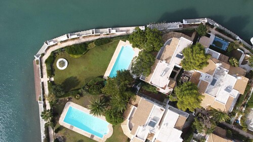 Perfect Seaside Villa Large Pool Boat Dock