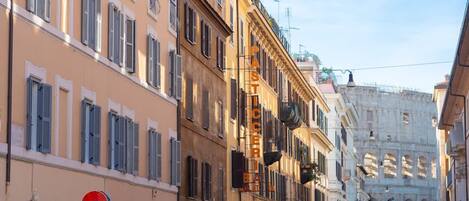 A street view with a building labeled "PASTICCERA" and a "No Entry" sign.