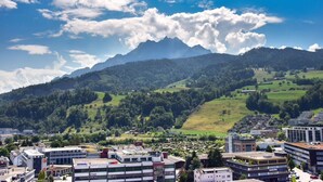 A town with buildings and a mountain in the background. - Dream View Apt With Homecinema Netflix Loggia (Kriens)