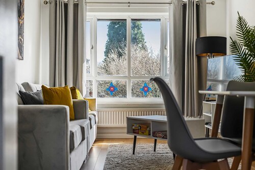 Stylish 2BR Apartment Near MCR Airport