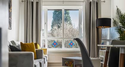 Stylish 2BR Apartment Near MCR Airport