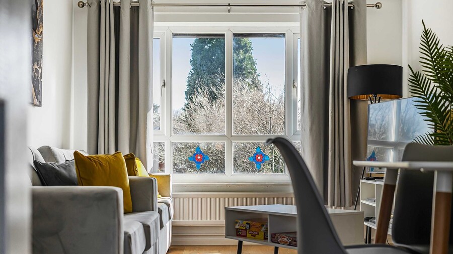 Stylish 2BR Apartment Near MCR Airport