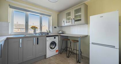 Stylish 2BR Apartment Near MCR Airport