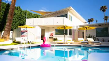 Studio | Bahagian luar