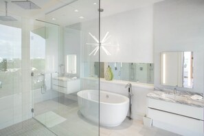 3 bedrooms, desk, Internet - Oceanfront Penthouse and Patio at ONE Cable Beach (Nassau)