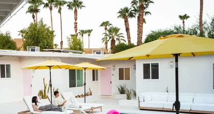 Deluxe Room, 1 King Bed, Kitchen, Pool View