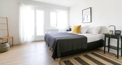 Modern Flat w Netflix Balcony top Location